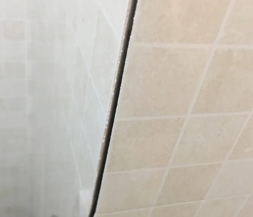 百色市瓷砖空鼓维修公司分享阳台瓷砖脱落的修复过程可以分为以下几个步骤