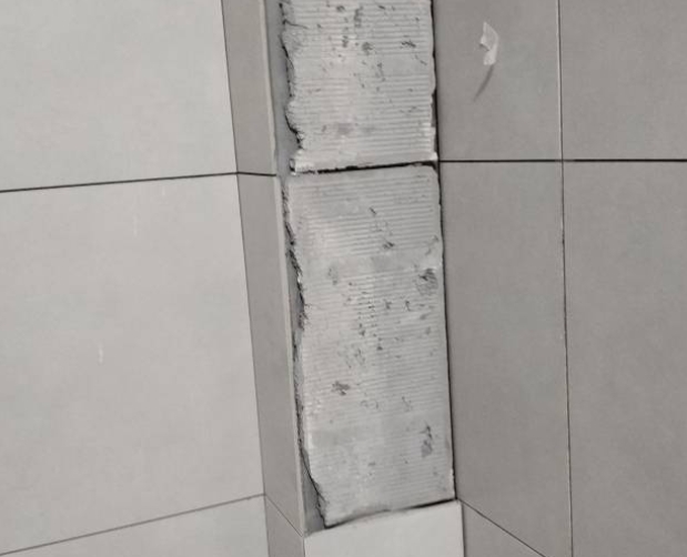 百色市瓷砖空鼓维修公司分享下瓷砖施工前基层浇水润湿程度不足，可能导致以下问题