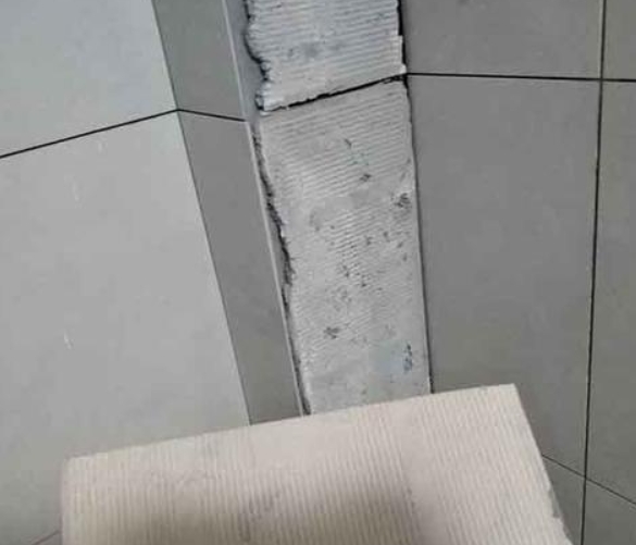 百色市瓷砖空鼓维修公司分享下厨房瓷砖脱落的补救措施。